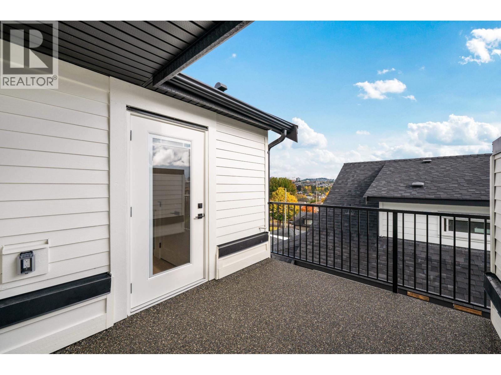 3 3065 CHARLES STREET, Vancouver