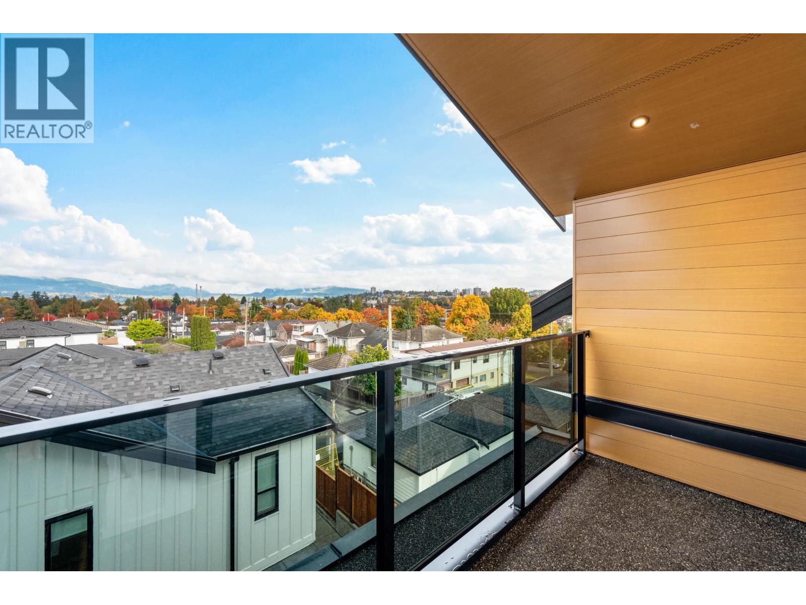 3 3065 CHARLES STREET, Vancouver