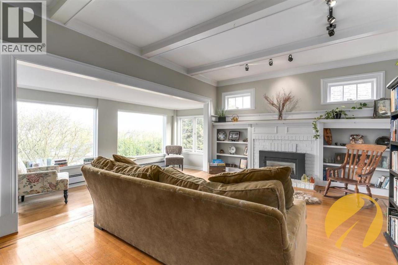 3868 W 10 AVENUE, Vancouver