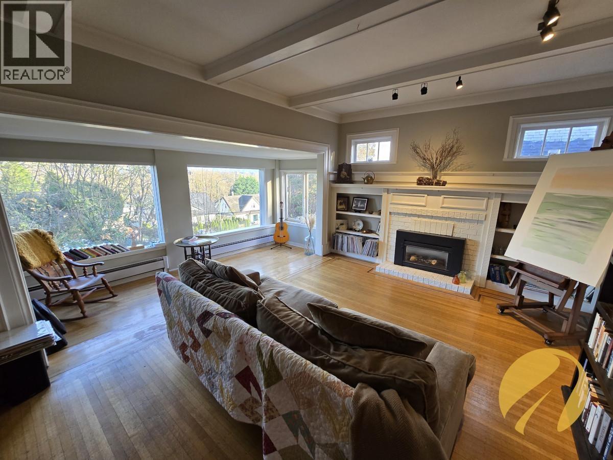 3868 W 10 AVENUE, Vancouver