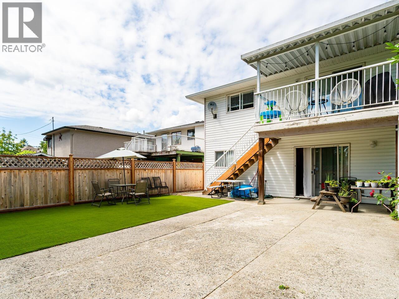 1986 FRASER AVENUE, Port Coquitlam