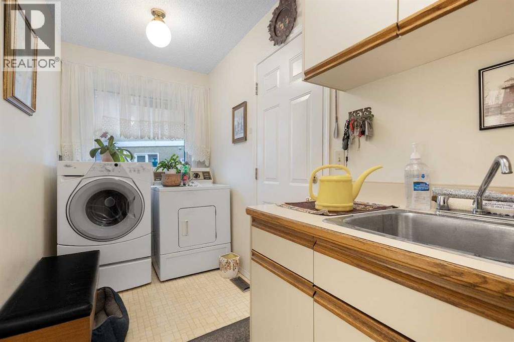 Single Family House for Sale in  Douglas Woods Point SE Douglasdale/Glen Calgary 