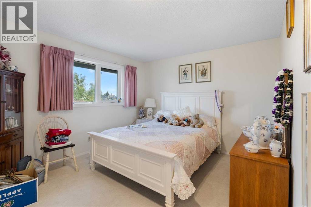 Single Family House for Sale in  Douglas Woods Point SE Douglasdale/Glen Calgary 