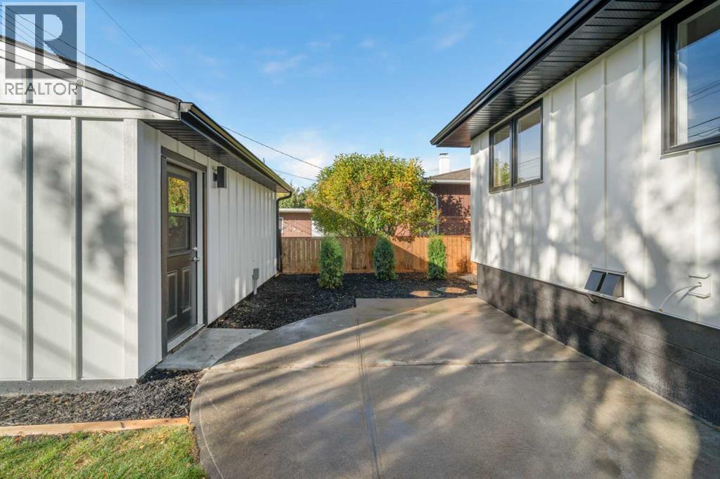 Single Family House Bungalow for Sale in  Gainsborough Drive SW Glamorgan Calgary 