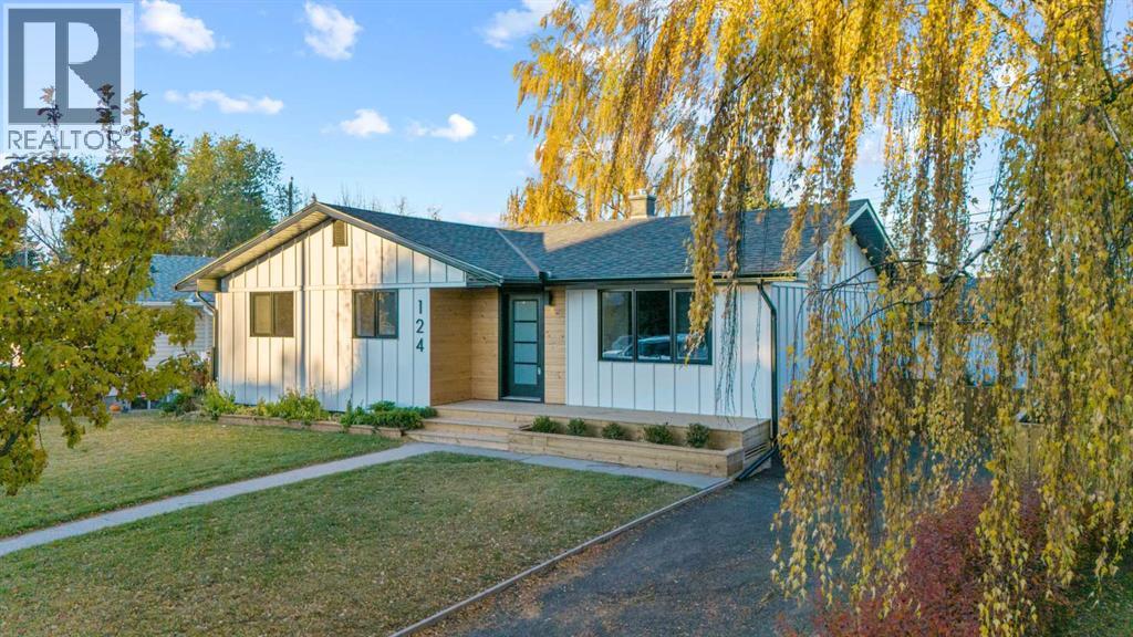 Single Family House Bungalow for Sale in  Gainsborough Drive SW Glamorgan Calgary 