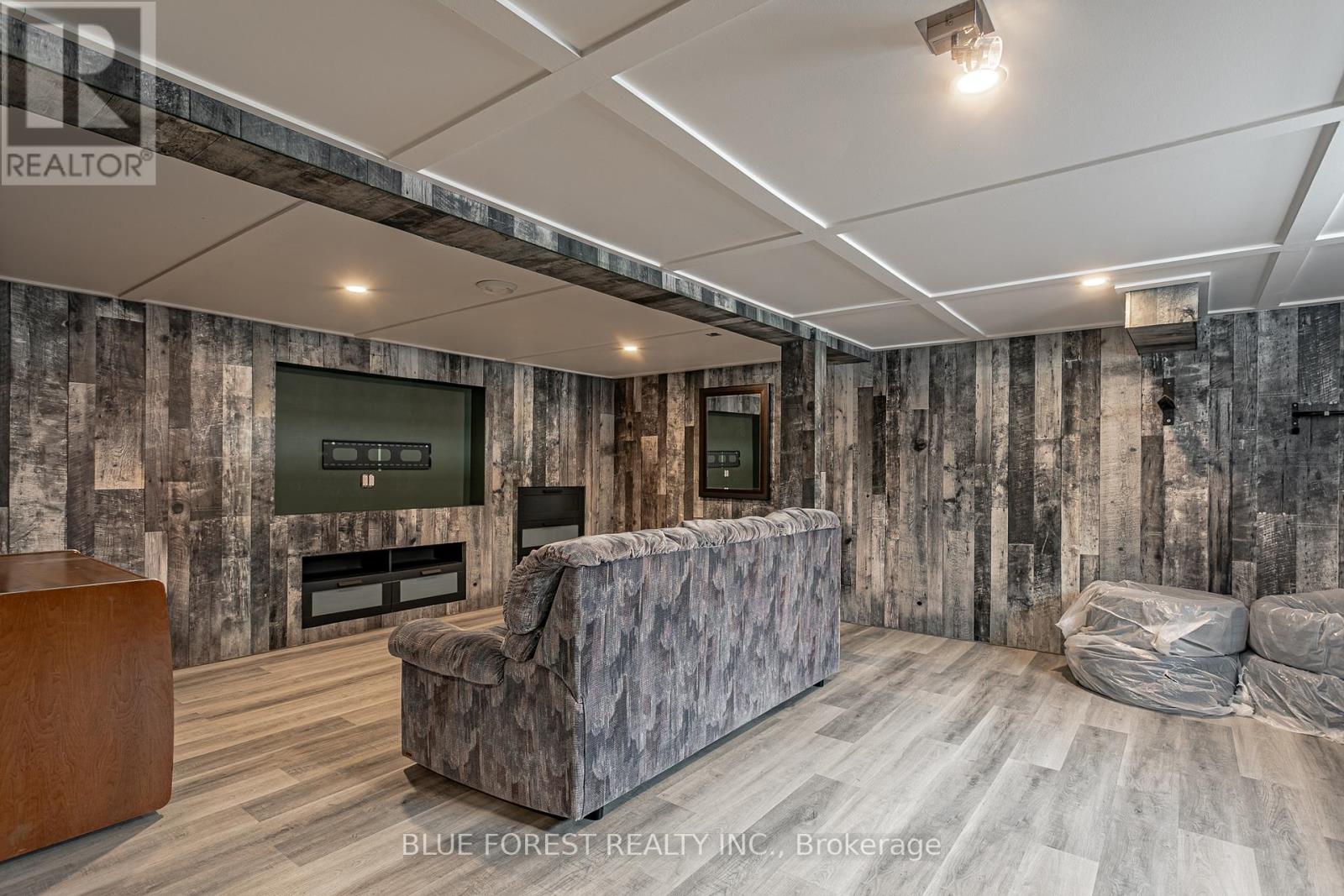 9716 LAKESHORE ROAD Property Photo