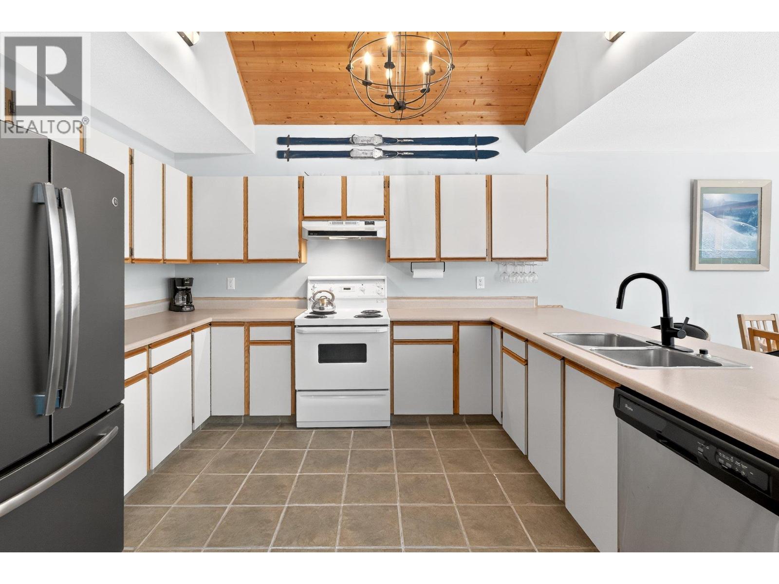 103 Whitetail Road Unit# 102, Apex Mountain