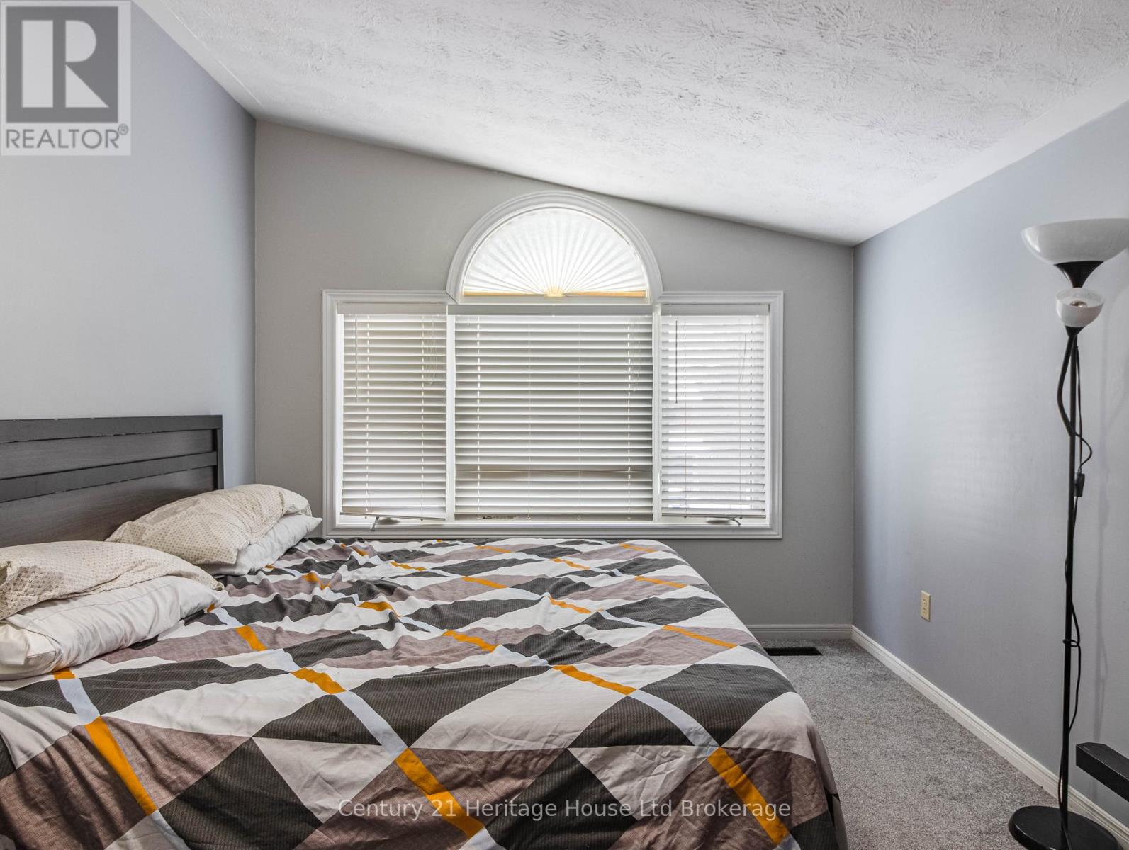 8 MOHICAN DRIVE - 12