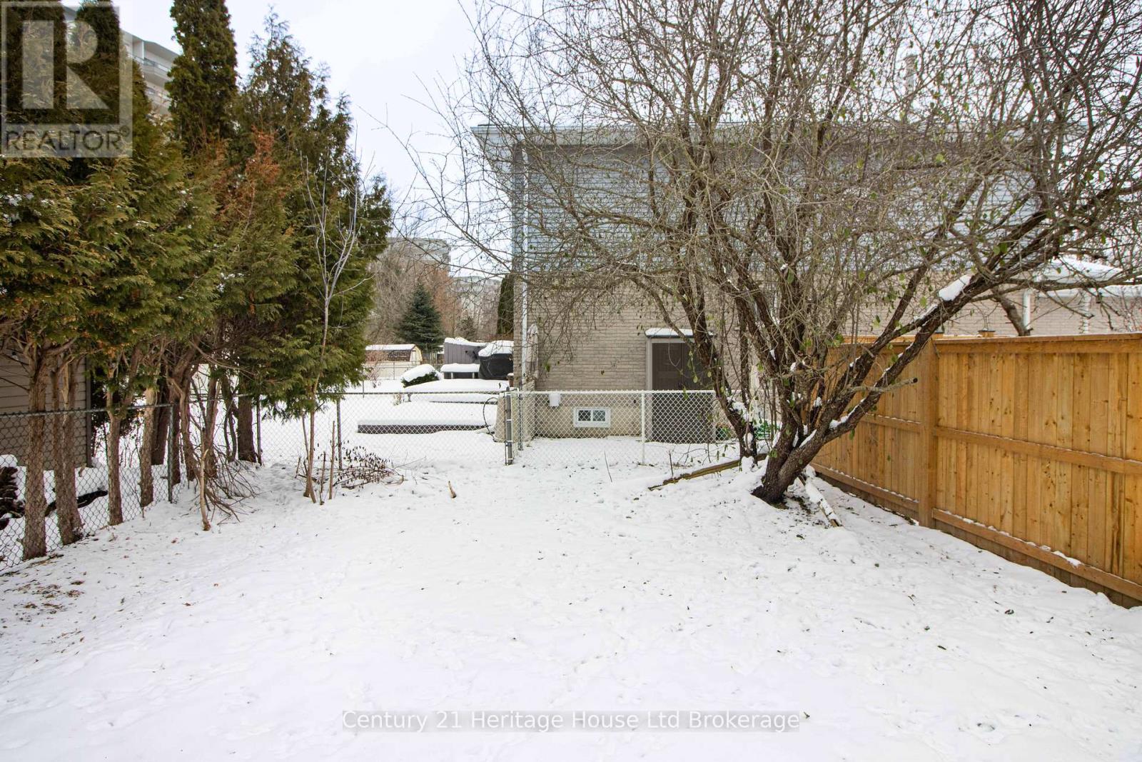 8 MOHICAN DRIVE - 20