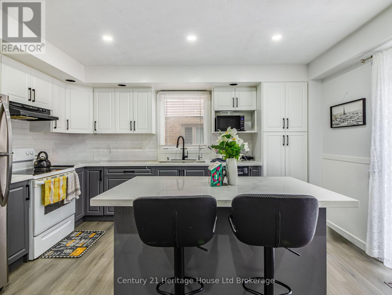8 MOHICAN DRIVE - 7