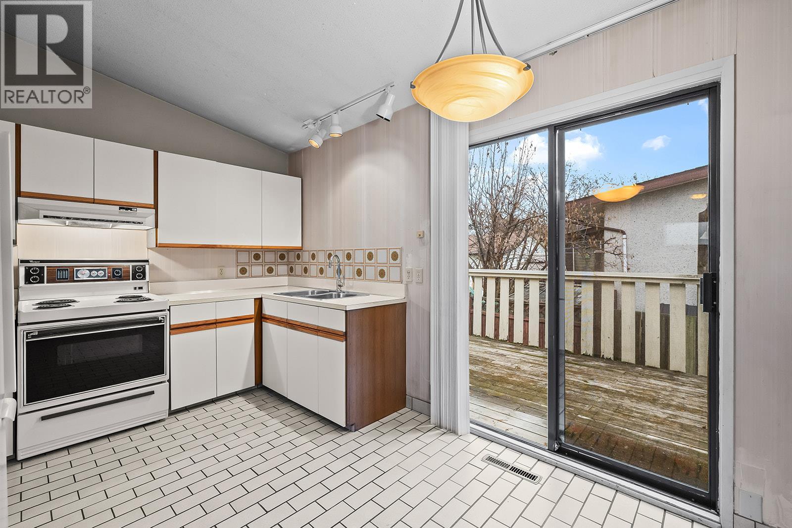  1424 Lombardy Square, Kelowna