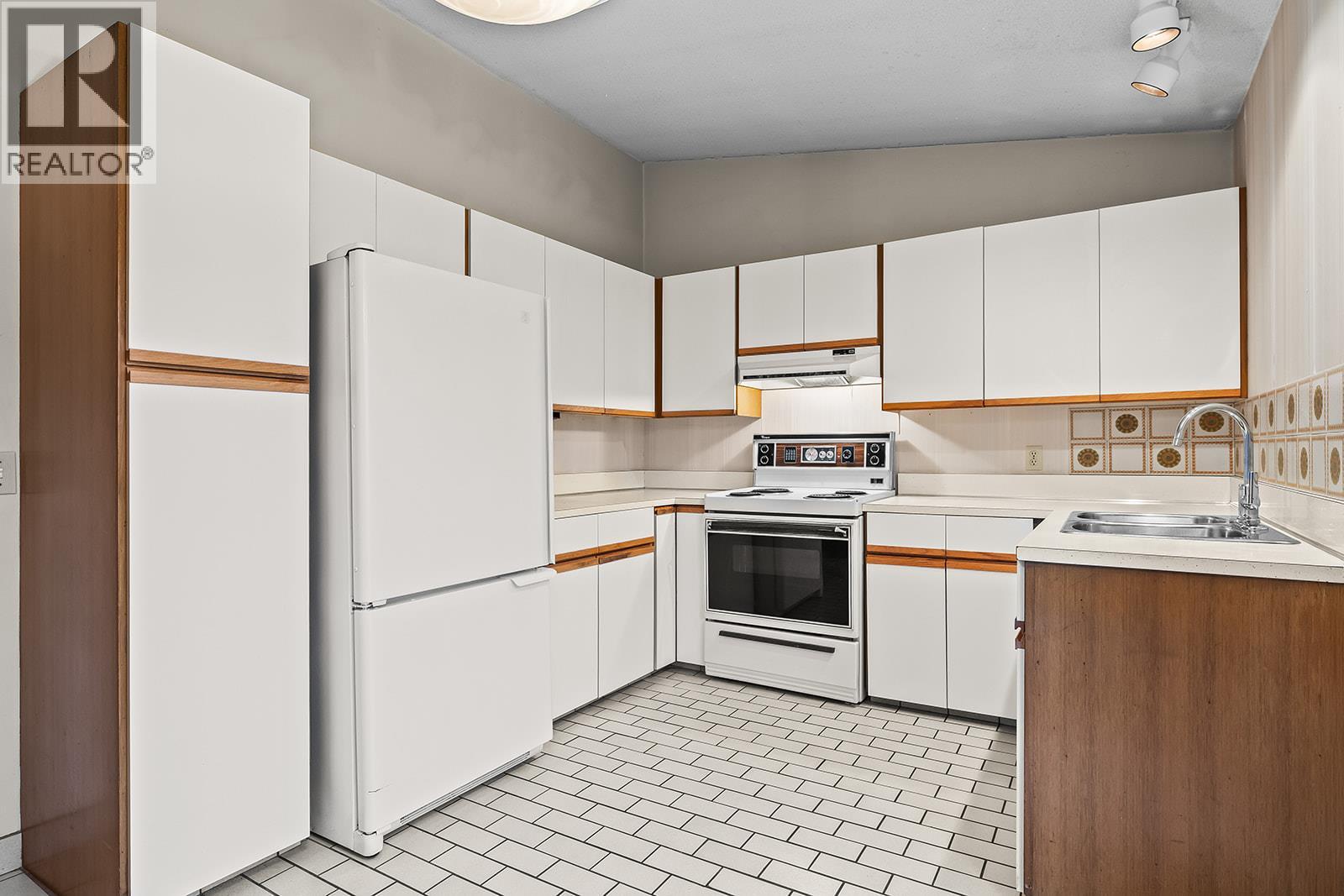  1424 Lombardy Square, Kelowna