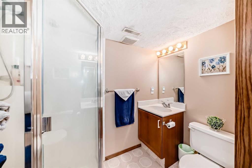 Single Family House 4 Level for Sale in  Hidden Way NW Hidden Valley Calgary 