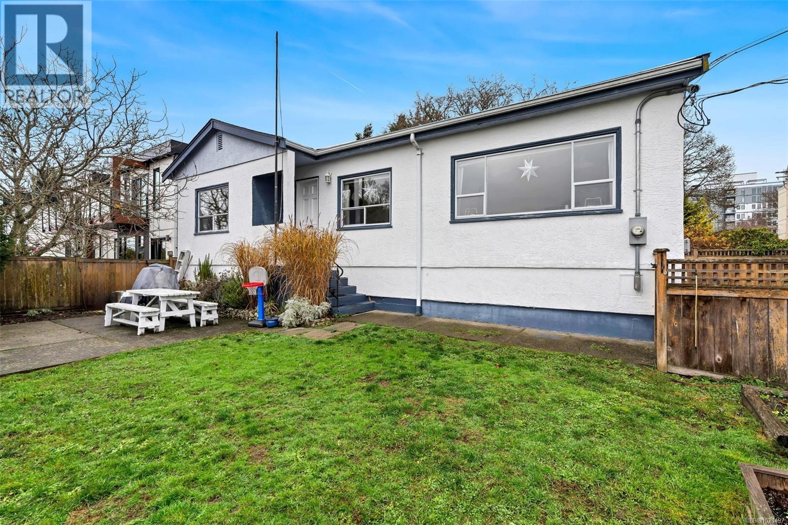  1334 Wood Street, Esquimalt
