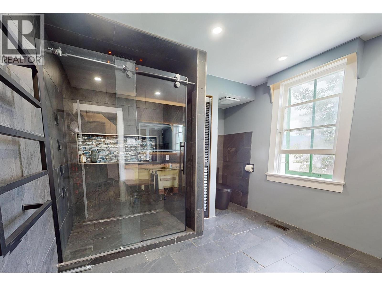 2415 Blind Bay Road, Blind Bay