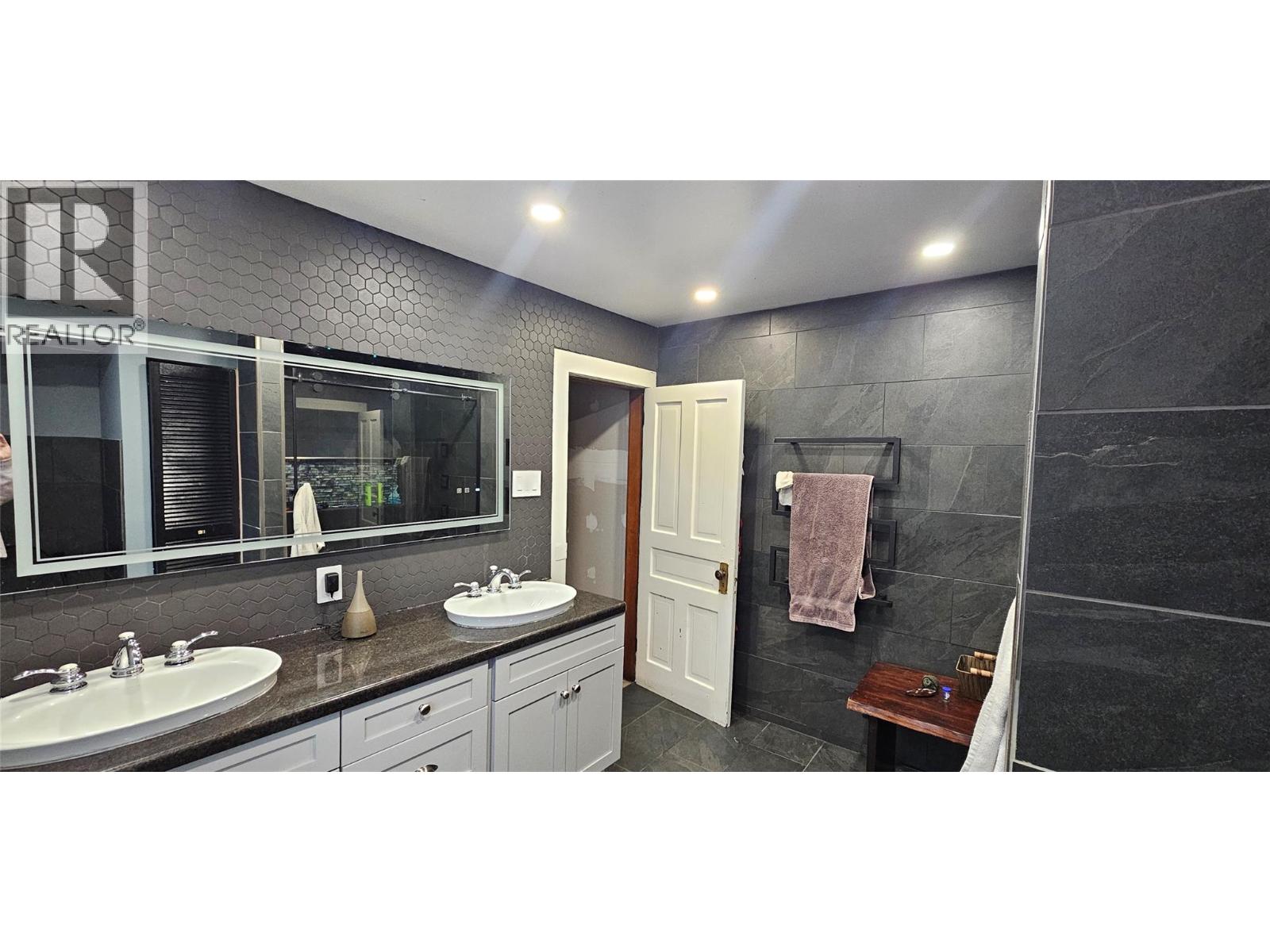 2415 Blind Bay Road, Blind Bay