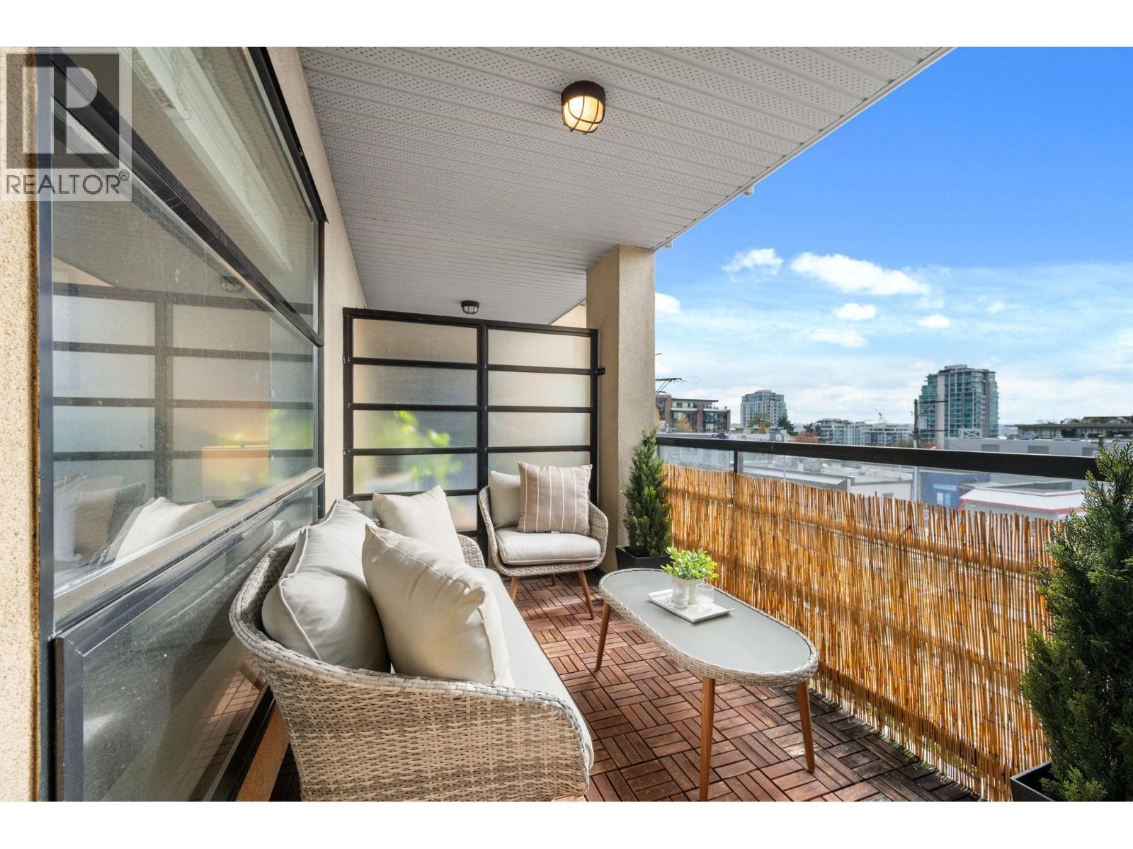 301 124 W 3RD STREET, North Vancouver