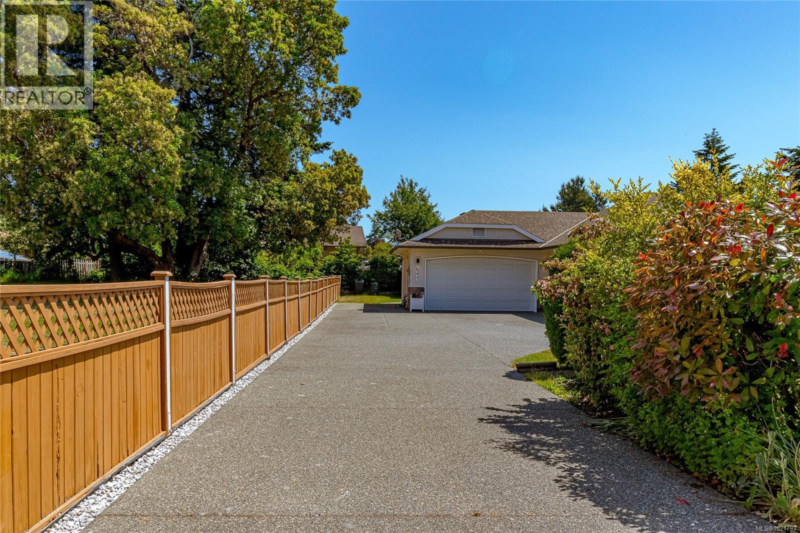 6377 RODOLPH Rd, Central Saanich