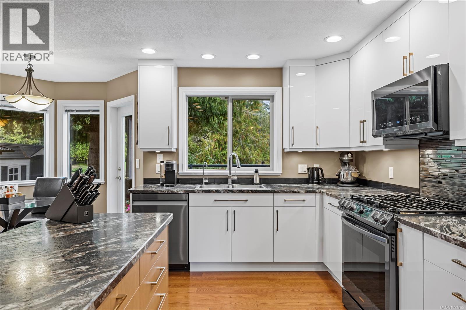 779 Mulholland Dr, Parksville