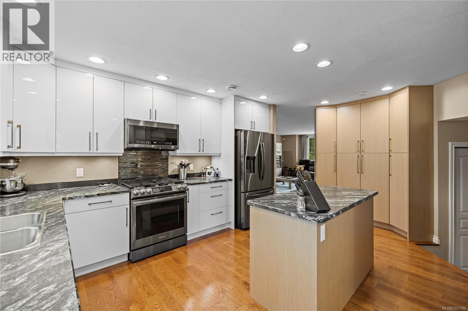 779 Mulholland Dr, Parksville