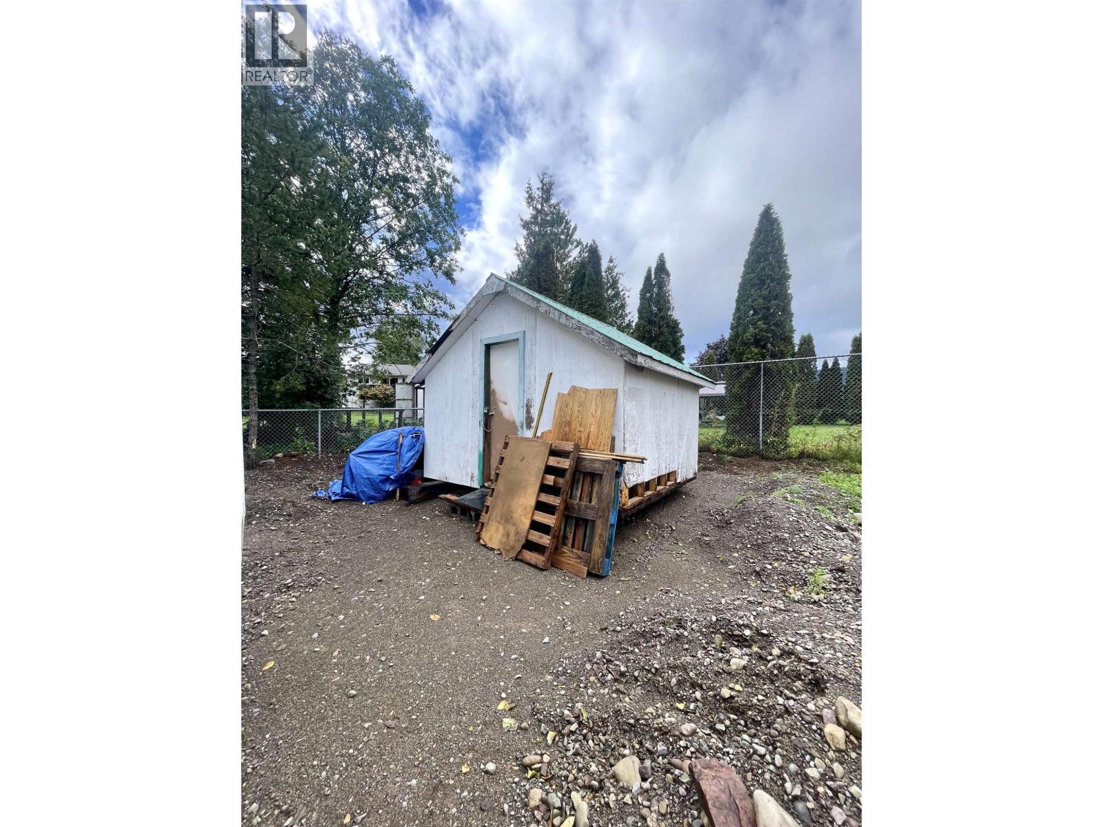 3533 CLORE AVENUE, Terrace