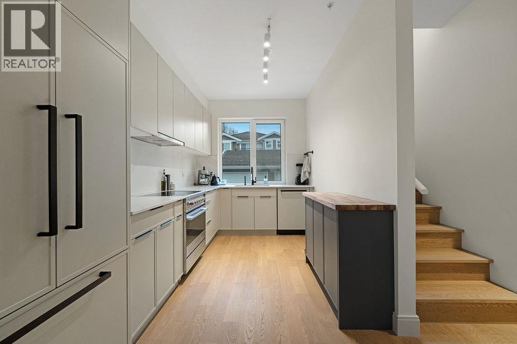 27 632 E 3RD STREET, North Vancouver