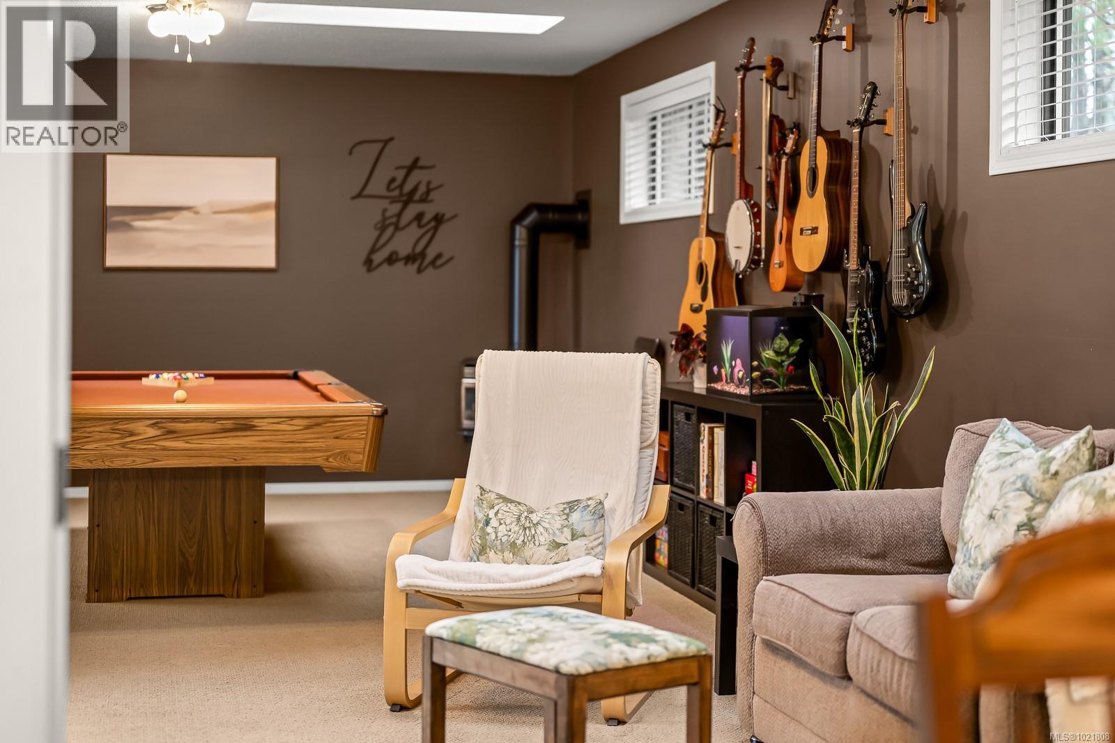 4988 Adrian Rd, Courtenay