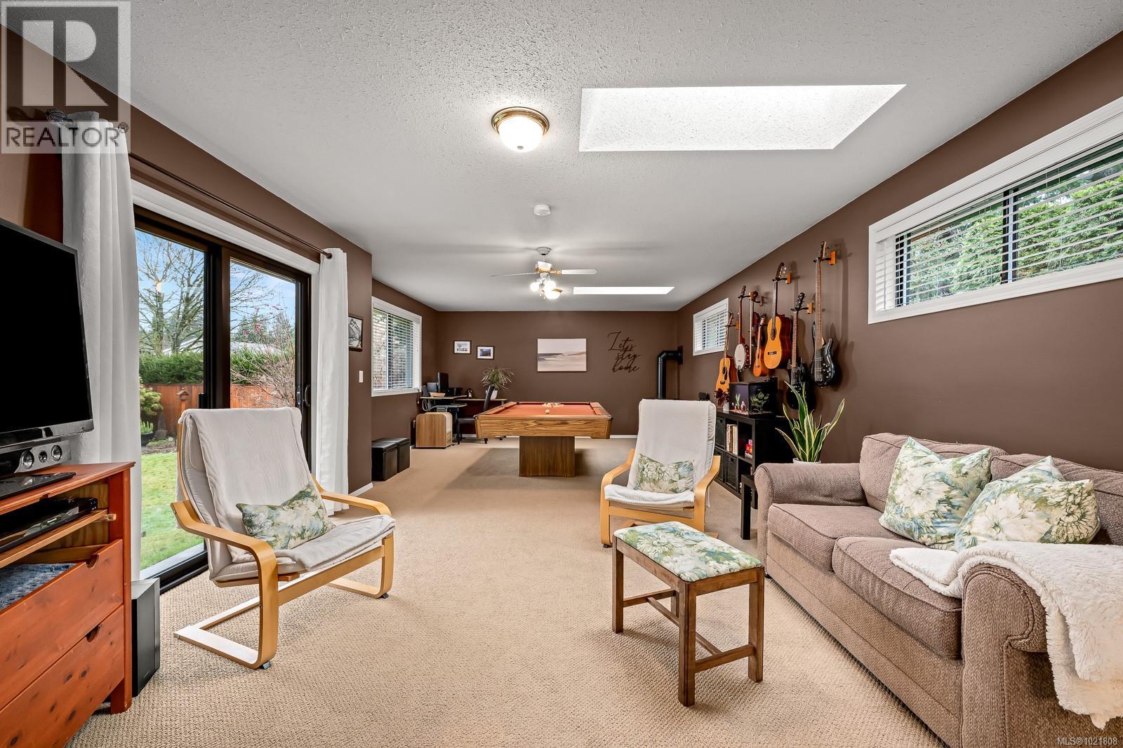 4988 Adrian Rd, Courtenay
