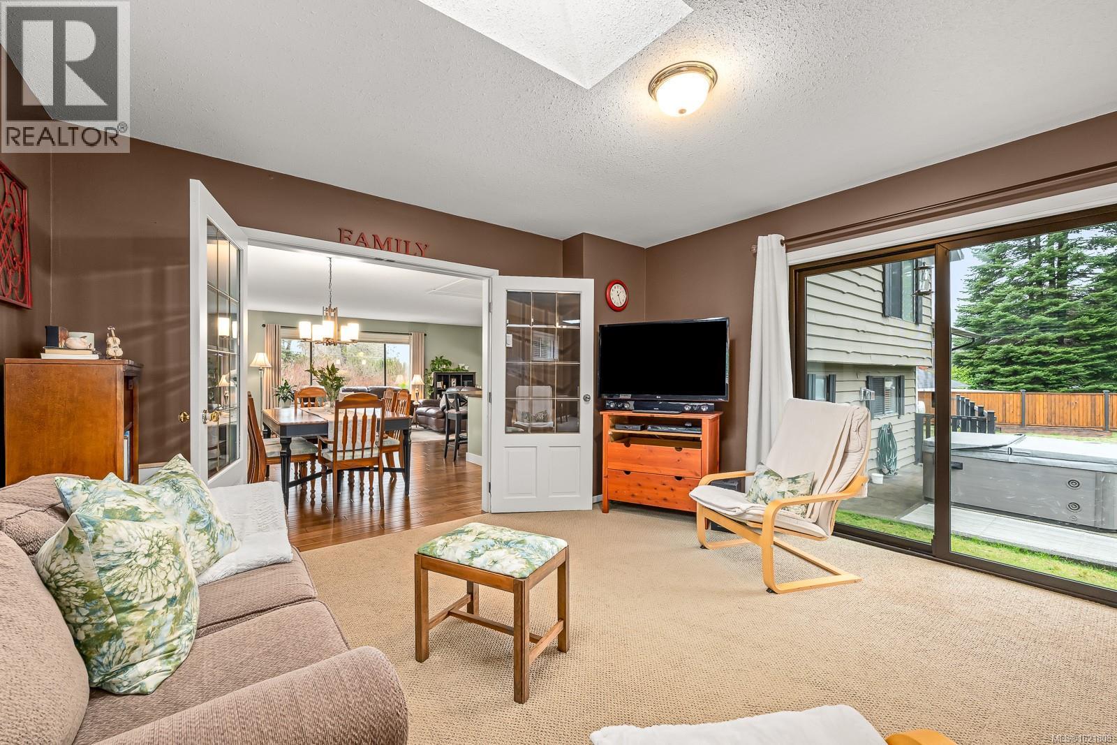 4988 Adrian Rd, Courtenay