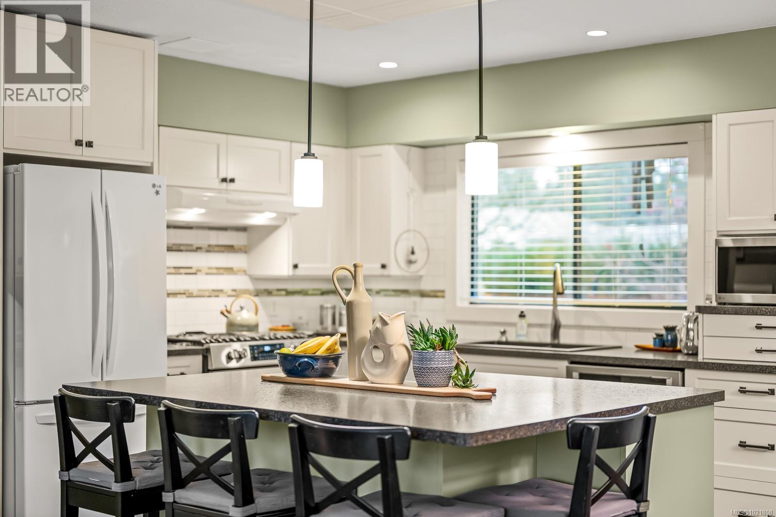 4988 Adrian Rd, Courtenay