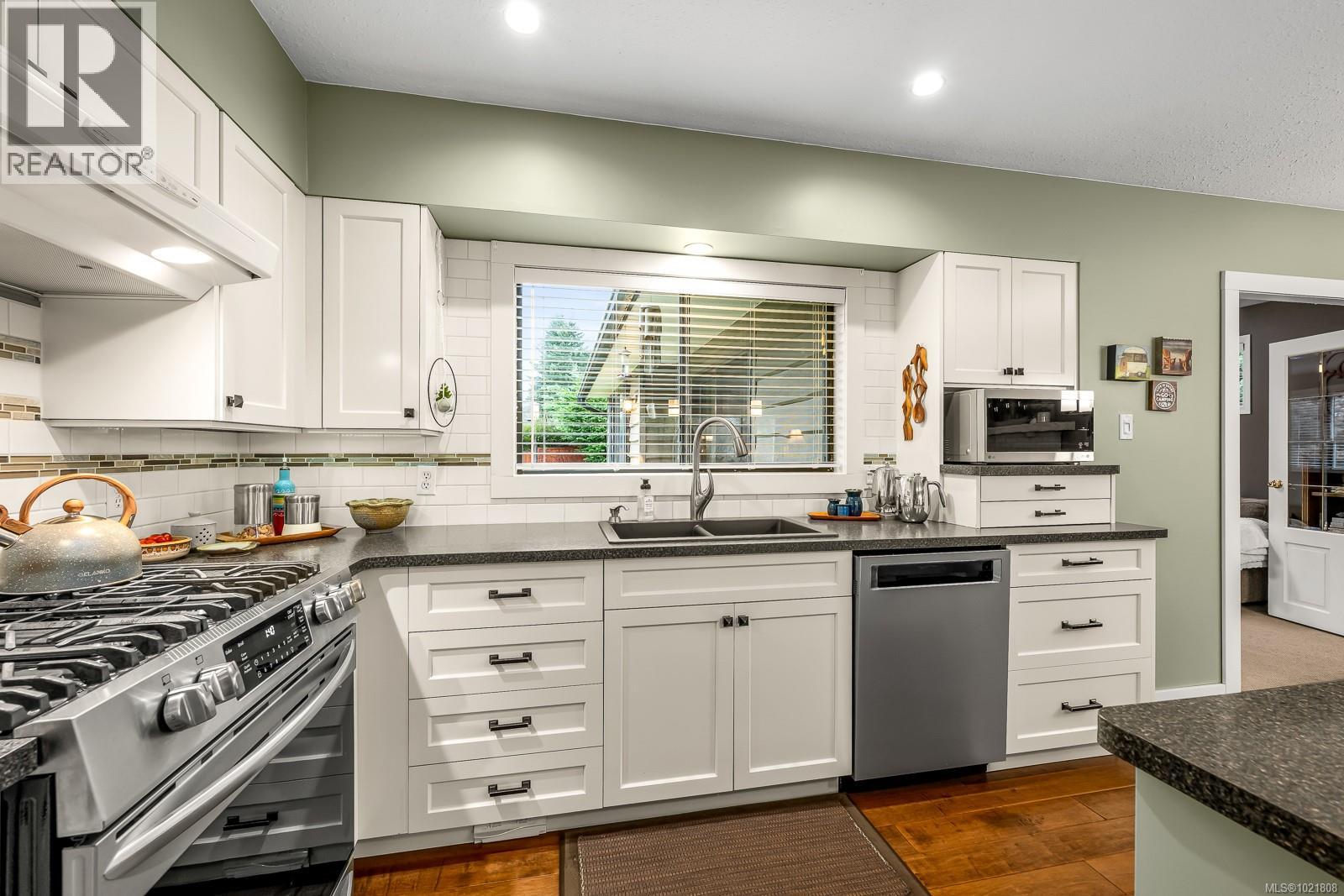 4988 Adrian Rd, Courtenay