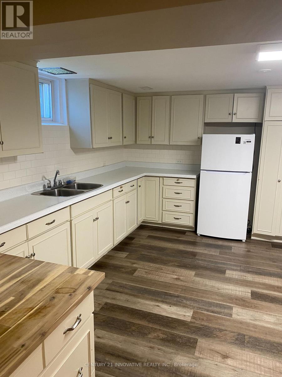 Single Family House Bungalow for Sale in BSMT   ERINDALE AVENUE Hamilton (Rosedale) 