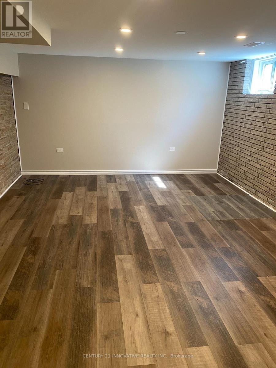 Single Family House Bungalow for Sale in BSMT   ERINDALE AVENUE Hamilton (Rosedale) 