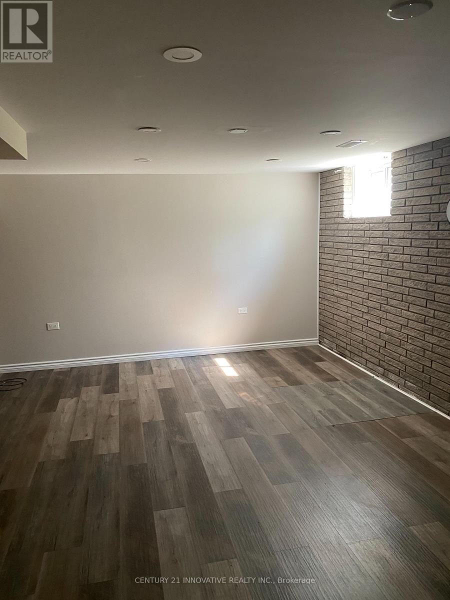 Single Family House Bungalow for Sale in BSMT   ERINDALE AVENUE Hamilton (Rosedale) 