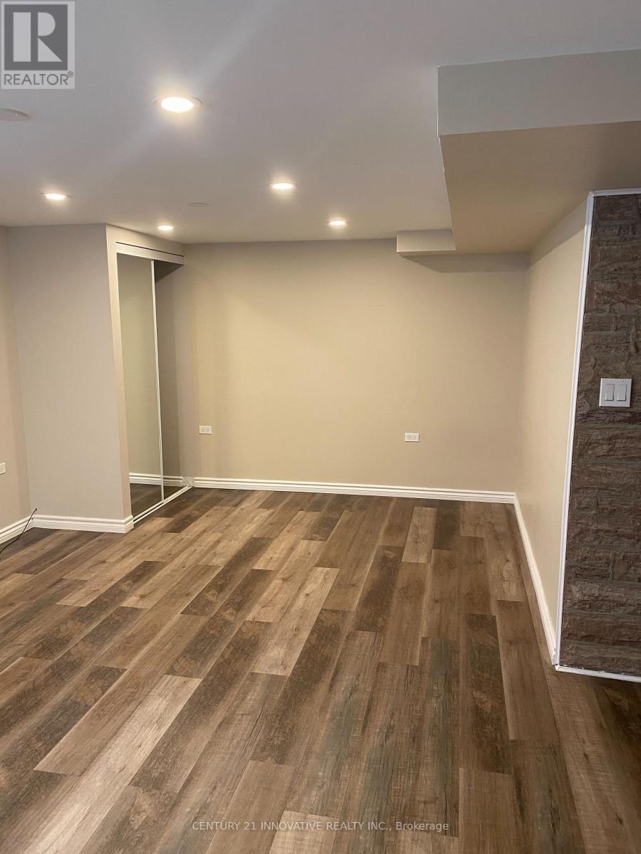 Single Family House Bungalow for Sale in BSMT   ERINDALE AVENUE Hamilton (Rosedale) 