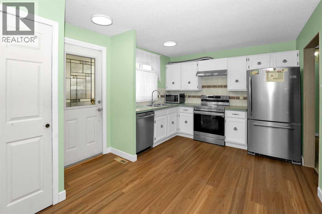 Single Family House Bi-level for Sale in  Pinecliff Drive NE Pineridge Calgary 