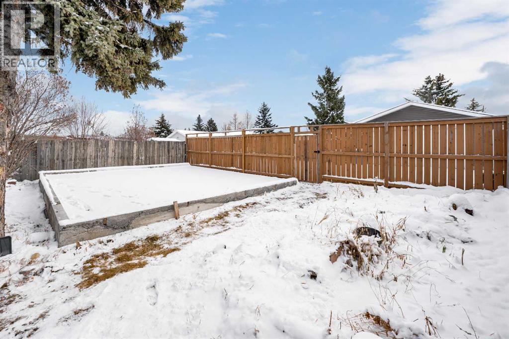 Single Family House Bi-level for Sale in  Pinecliff Drive NE Pineridge Calgary 