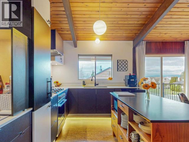 6906 HAMMOND STREET, Powell River