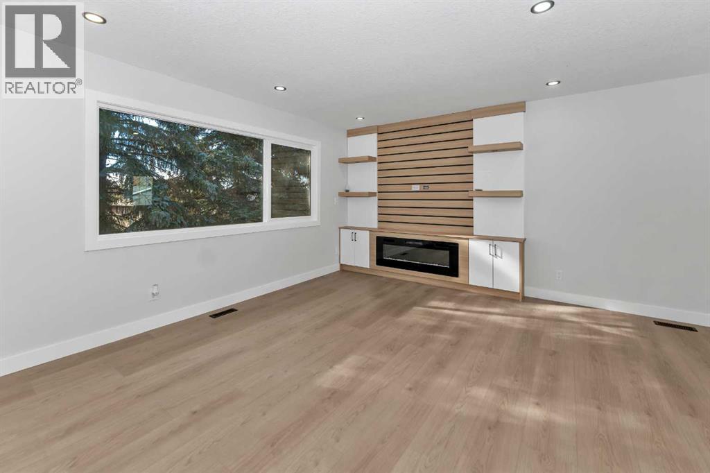 Single Family House Bi-level for Sale in  Pinecliff Drive NE Pineridge Calgary 