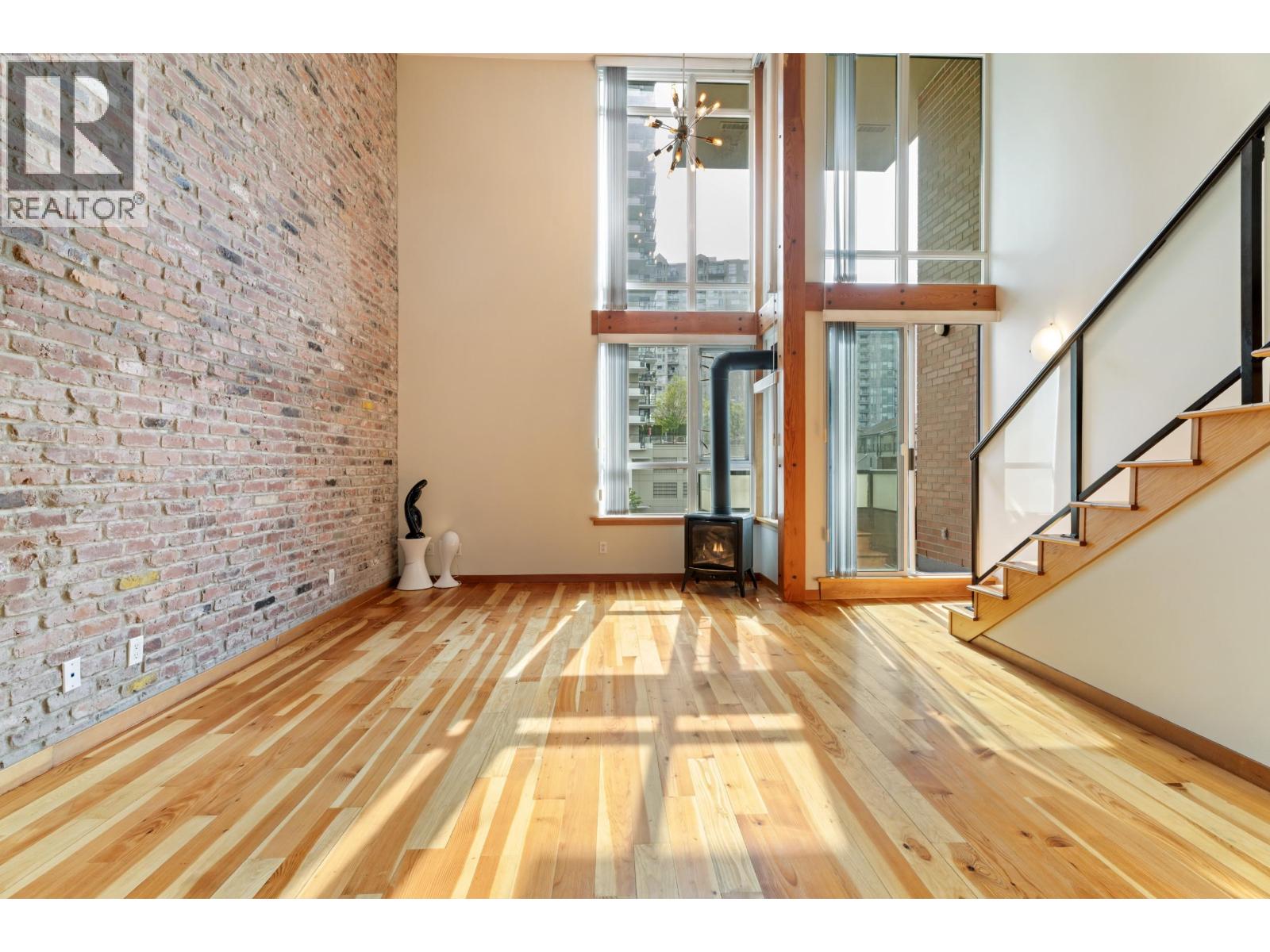 201 10 RENAISSANCE SQUARE, New Westminster