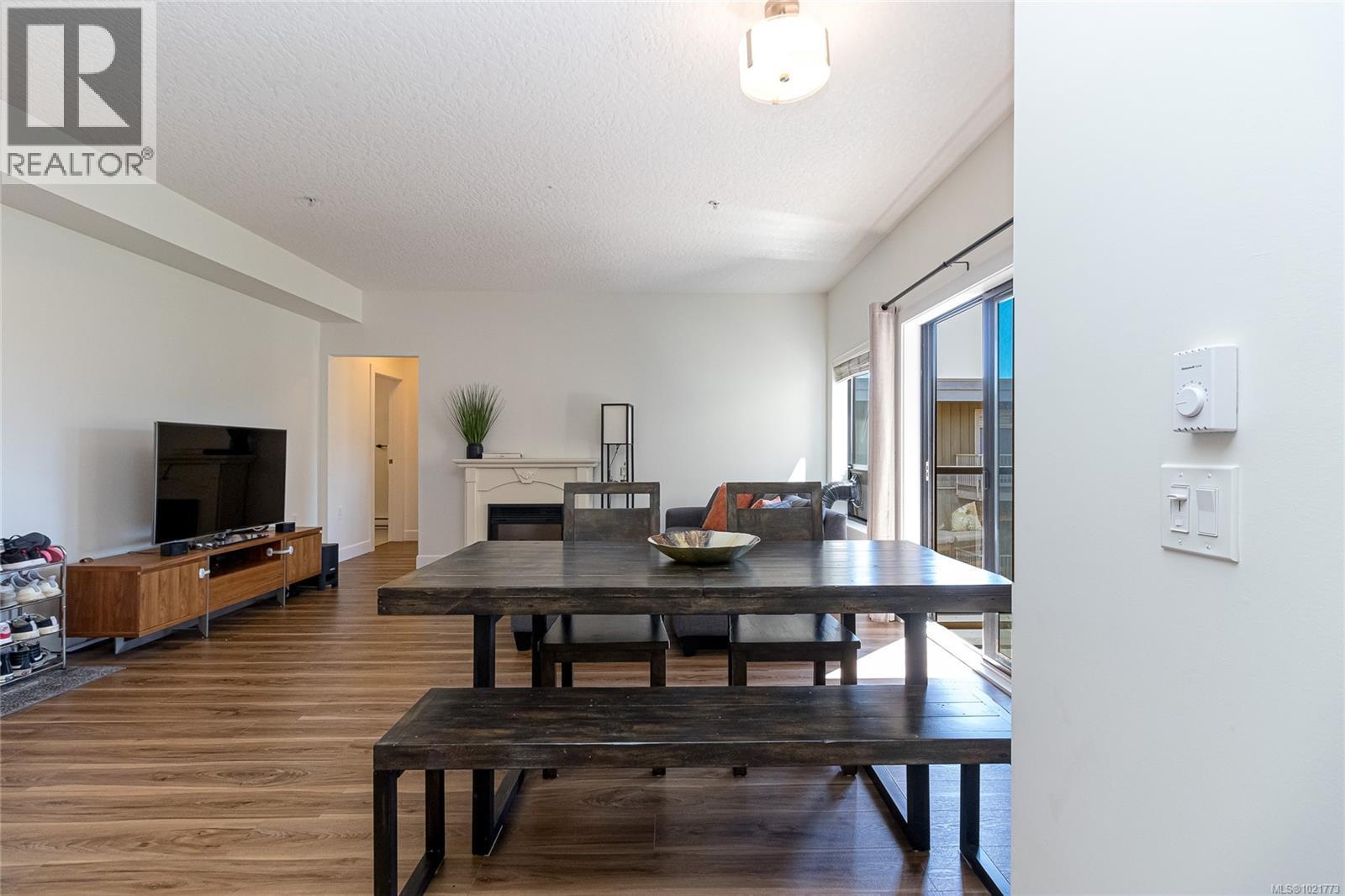 408 870 Short Street, Saanich