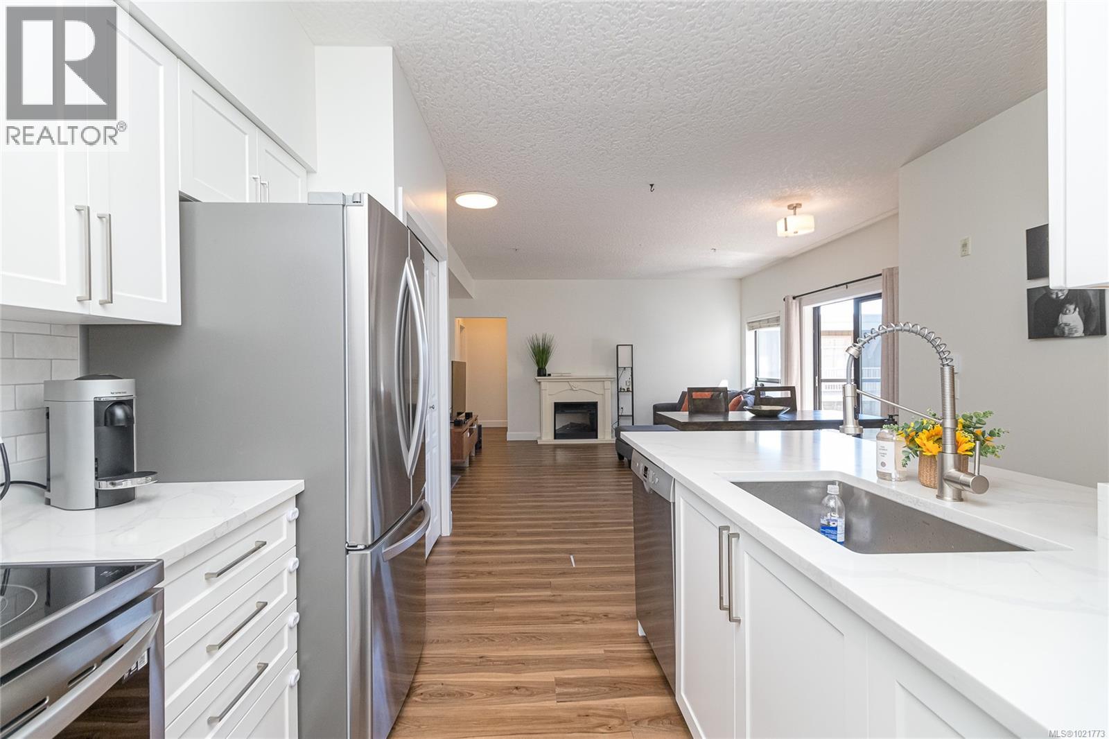 408 870 Short Street, Saanich