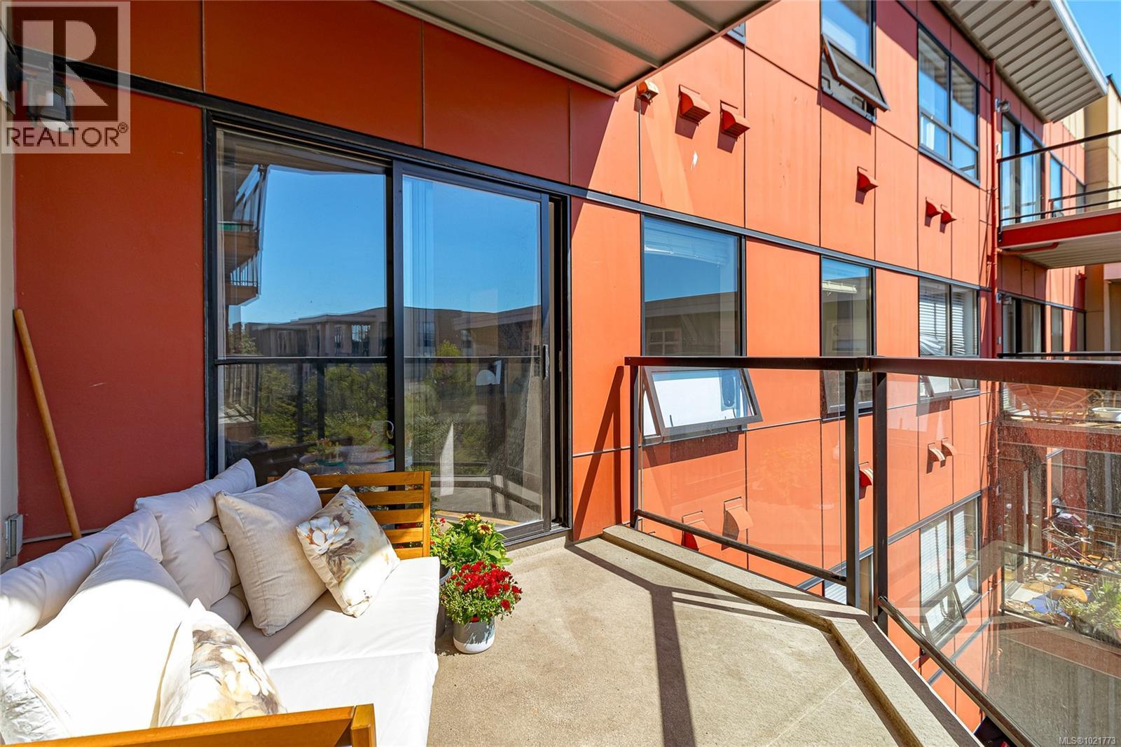 408 870 Short Street, Saanich