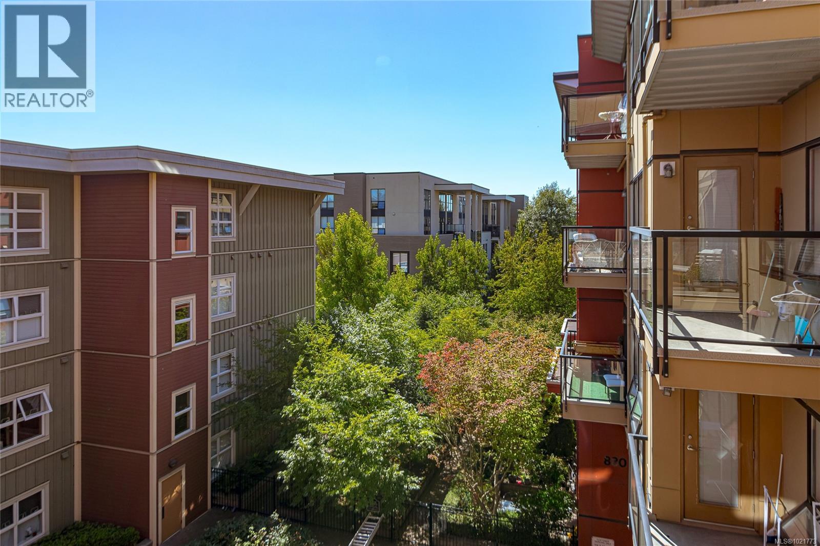 408 870 Short Street, Saanich