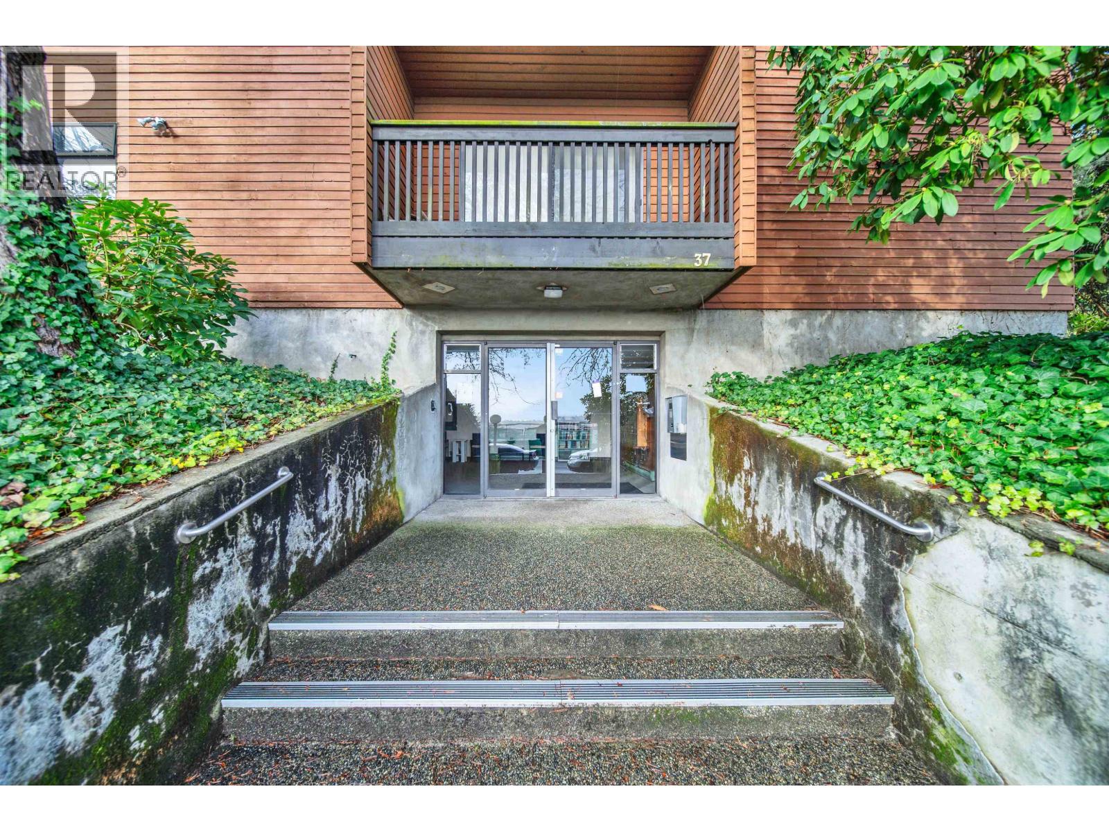 207 37 AGNES STREET, New Westminster