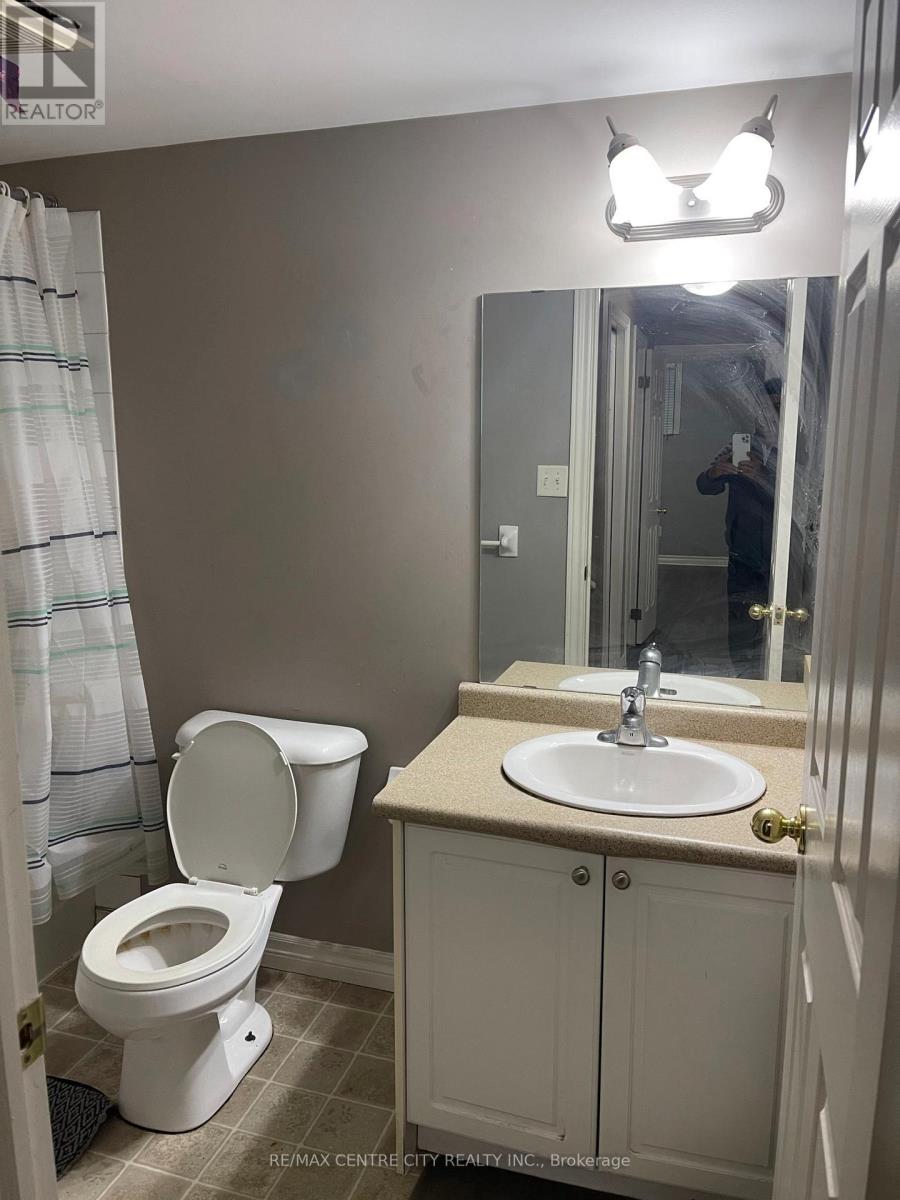 #31 600 SARNIA ROAD - 24