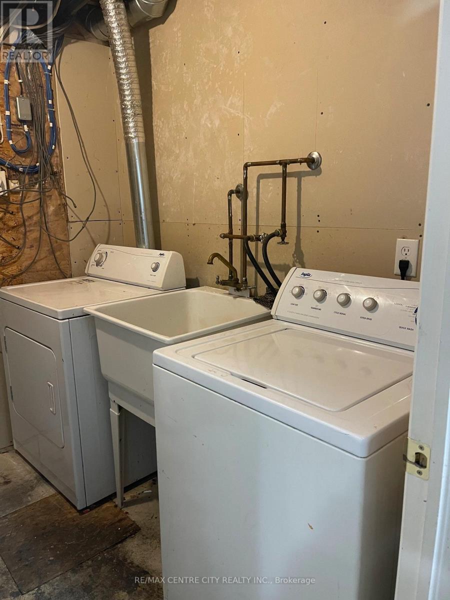 #31 600 SARNIA ROAD - 29