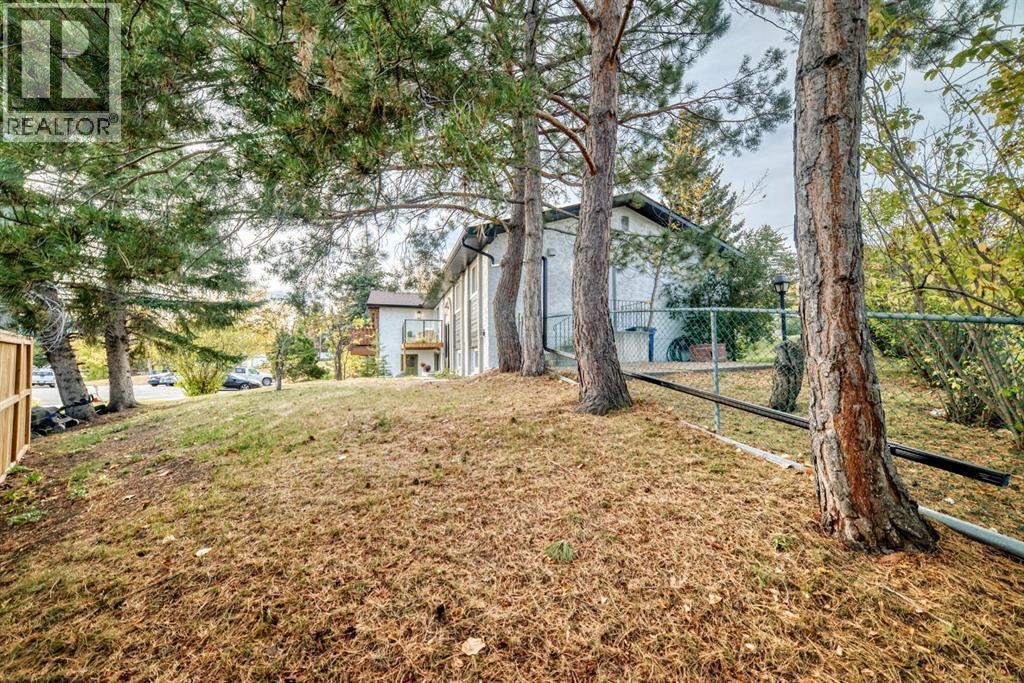 Single Family House Bi-level for Sale in  Dalgetty Place NW Dalhousie Calgary 