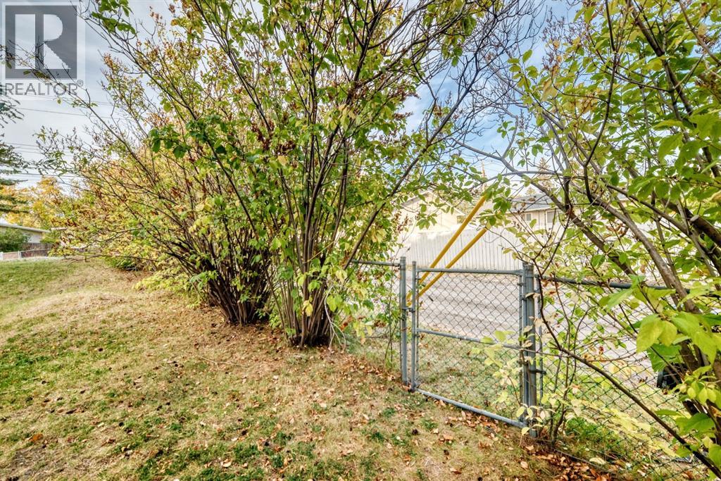 Single Family House Bi-level for Sale in  Dalgetty Place NW Dalhousie Calgary 