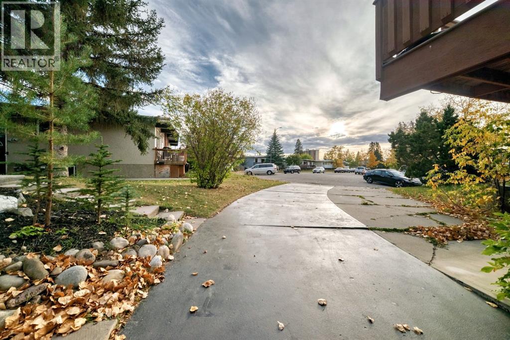 Single Family House Bi-level for Sale in  Dalgetty Place NW Dalhousie Calgary 